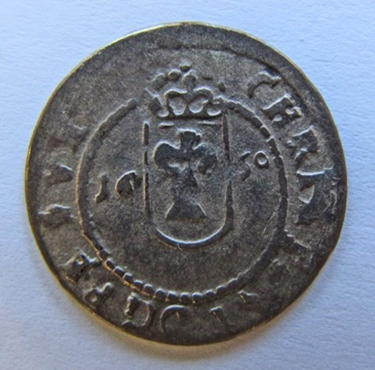 Besittningsmynt,  Kristina, 1 öre silvermynt. Präglat 1650 i Reval (Tallin) som var svensk mellan åren 1561-1710.