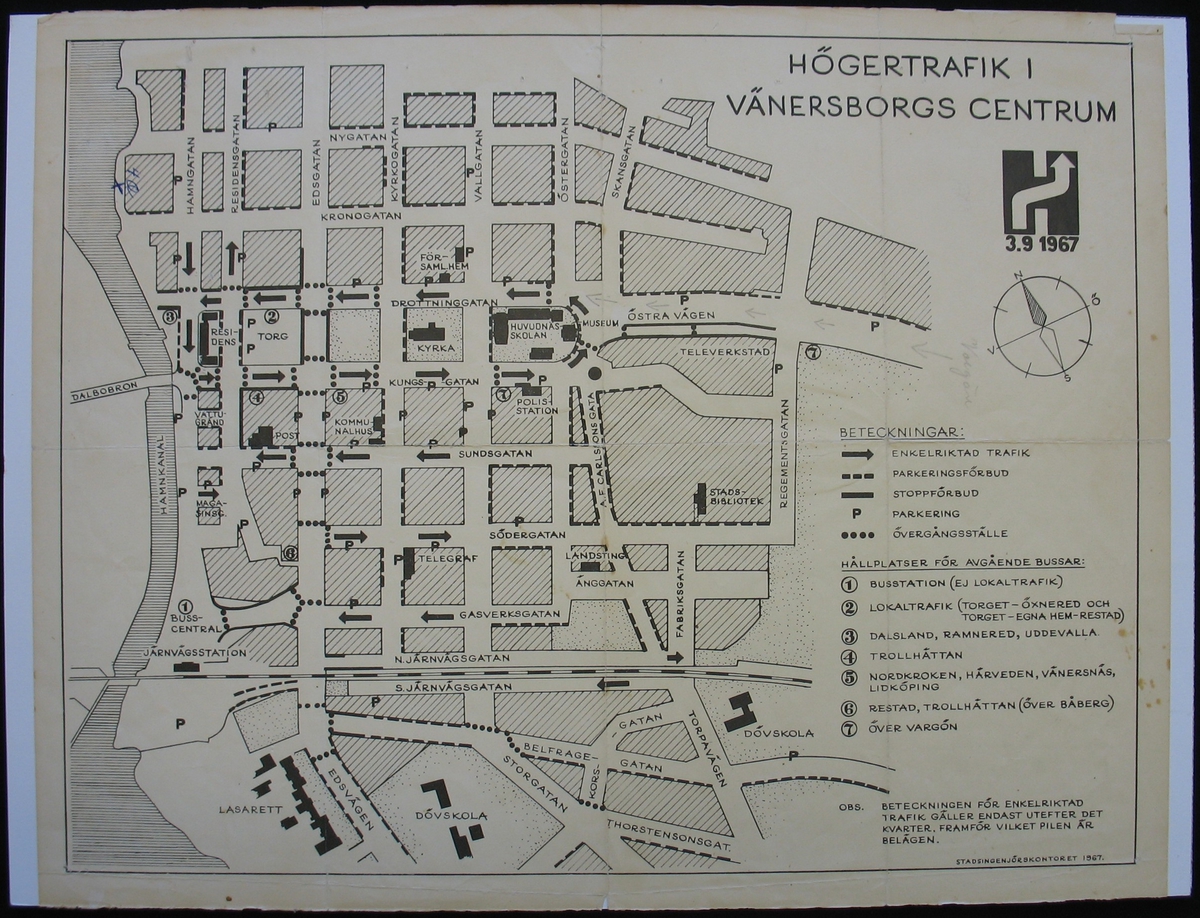 Översiktsplan över Vänserborgs centrum inför omläggningen till högertrafiken. På kartan finns inritat enkelriktade gator, kvartersvis, parkeringsförbud,  stoppförbud, parkeringar samt övergångsställen.