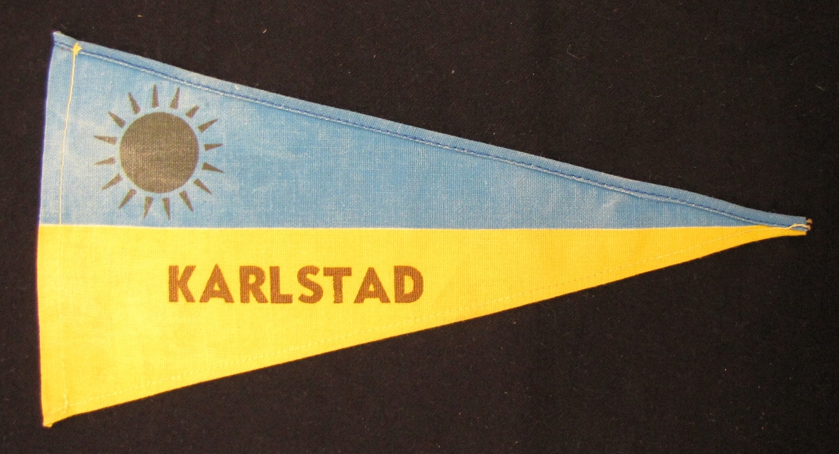 Cykelvimpel från Karlstad. Motivet är tryckt  med namnet på staden samt en sol som motiv.

Vimpeln ingår i en samling av 103 stycken.