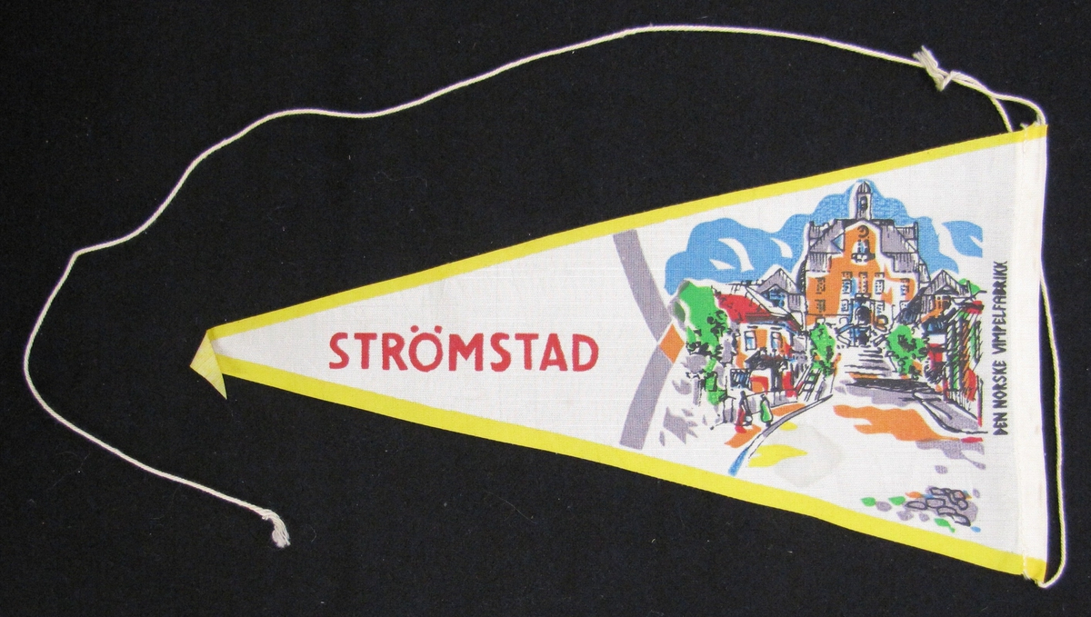 Cykelvimpel från Strömstad. Motivet är tryckt  med motiv från staden.

Vimpeln ingår i en samling av 103 stycken.