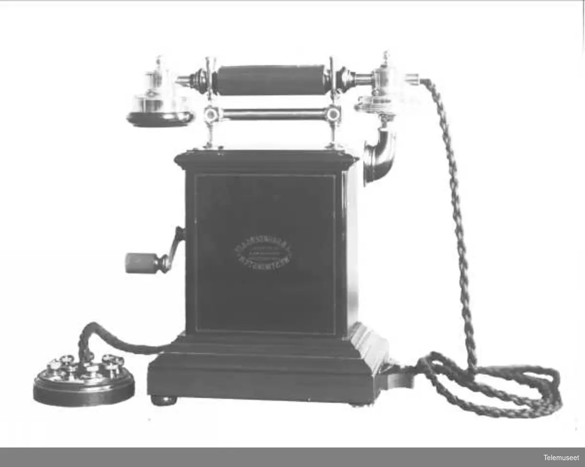 Telefon, magneto bordapparat i tre og stål. For J.B. Saunders & co. Elektrisk Bureau.