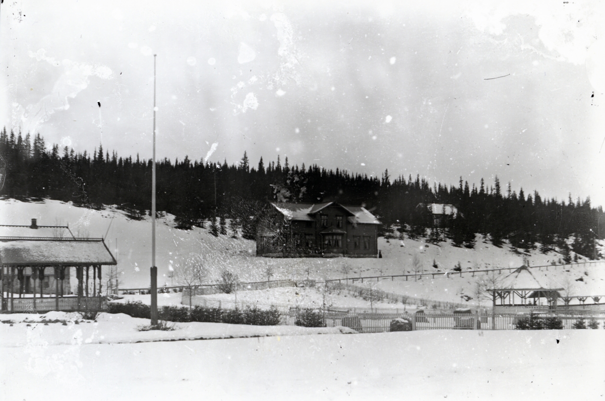 Bygninger og paviljonger med preg av sveitserstil, i snølandskap