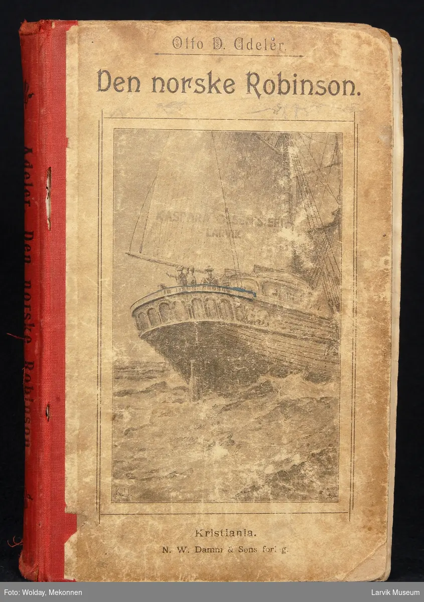 Tegning av akterenden på en seilskute hvor det står 3 mennesker og en liten hund?. En person peker utover havet. Videre er det 10 billeder av Karl Uchermann og 1 kart i boken.