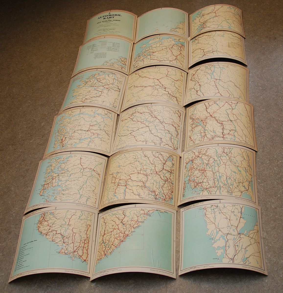 18 kartblad klebet på kartong. Utgitt 1915.
De er nummerert 1 til 18 og kan legges greitt ut slik fra nord til syd:
 1  2  3
 4  5  6
osv.
16 17 18