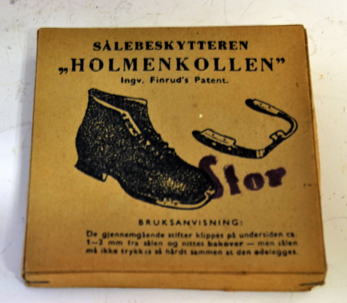 Originalemballasje, pappeske, med sålebeskyttere - skobesparere. "Holmenkollen".