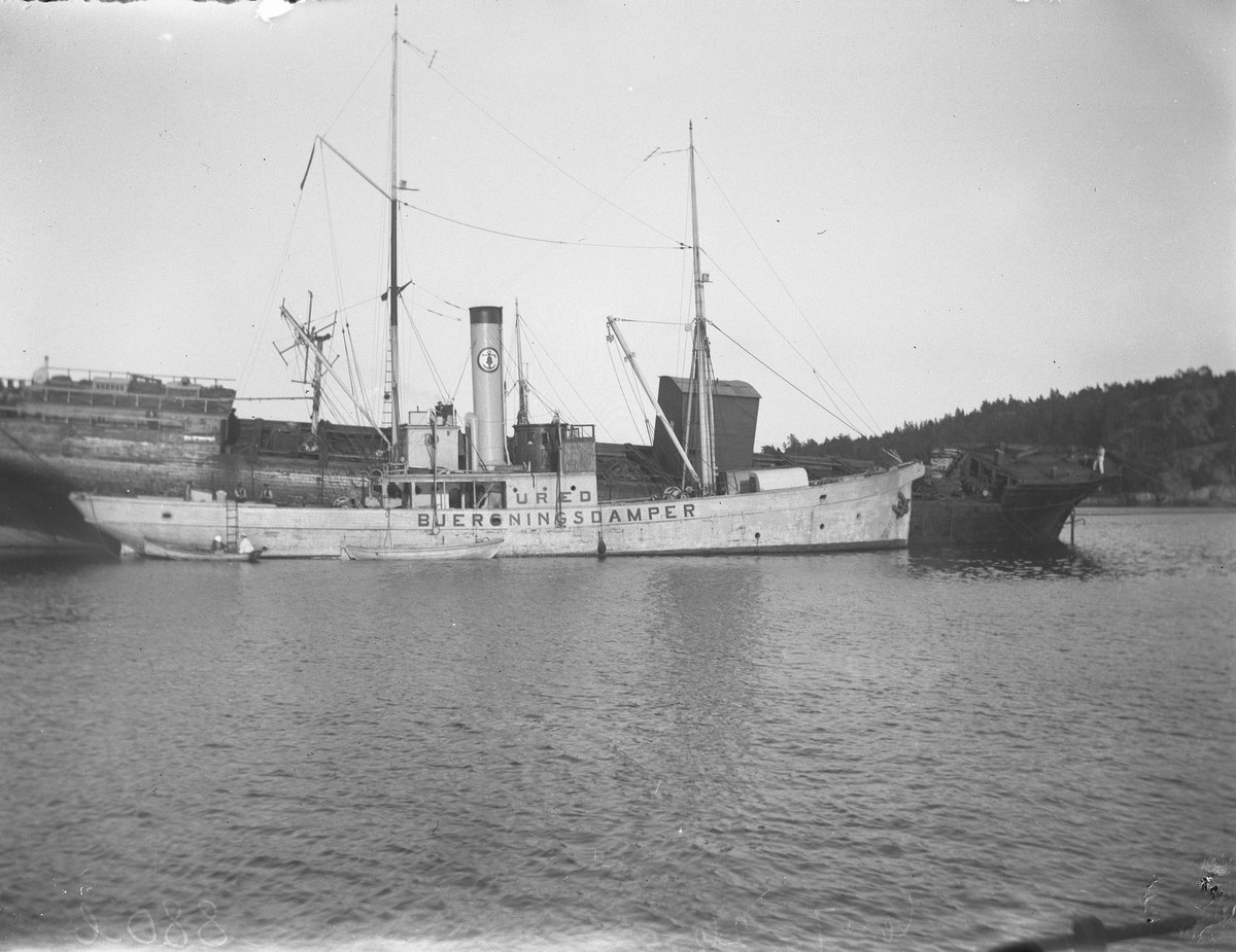 Bergningsdamperen "Uræd" ved siden av nedrigget seilskute med slagside 6/7-1926. Skjørsvik, Kragerø