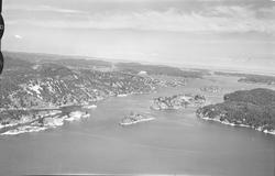 Flyfoto fra Kragerø 27/8-63. Tåtøy til høyre og Sjåen til ve