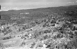 Flyfoto fra Kragerø 1/7-59. Parti fra Sannidal
Gården i for