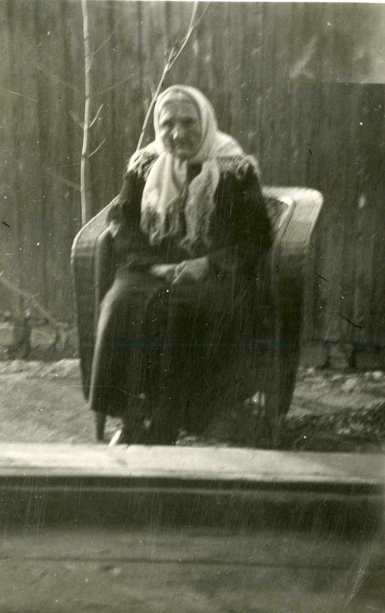 Fru Karen Halvorsen, Kil, Sannidal ble 96 år den 6.desember 1947. Bildet er tatt av Karen Halvorsen, Kil.
