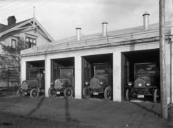 Skiens Aktiemølles lastebiler i garasjene i Hauges gate 14 v