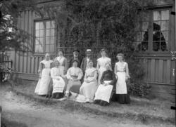 En familie og hunden deres (Engelsk Setter) fotografert uten