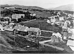 Bybilde, Namsos. Namsos med sykehuset til venstre sett mot ø