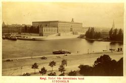 Prospekt over slott, vann, brygger og båter