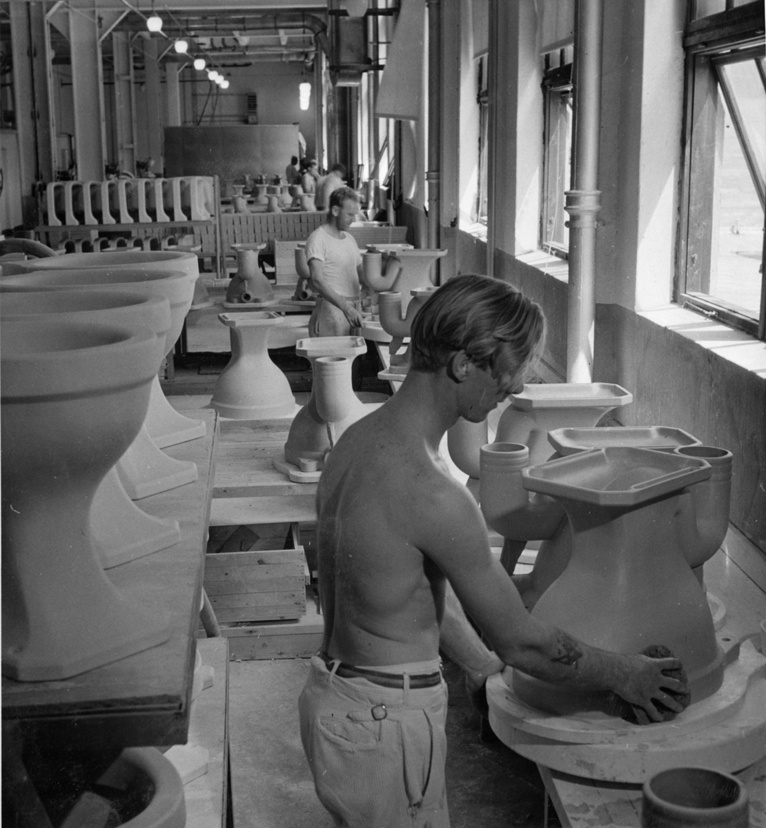 Serie fotografier fra bygging av sanitærporselensfabrikken med produksjon av sanitærporselen