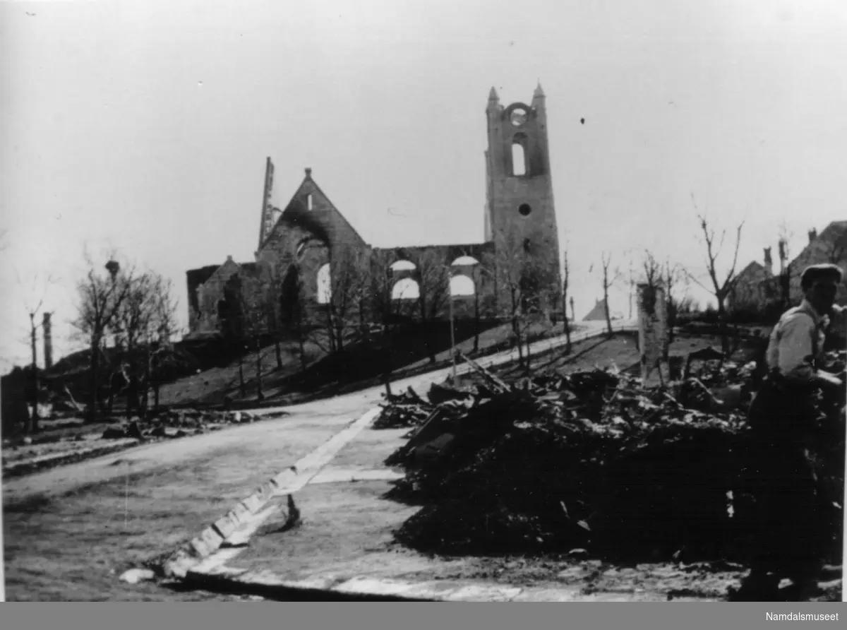 Namsos kirke etter bombingen 20.04.1940.