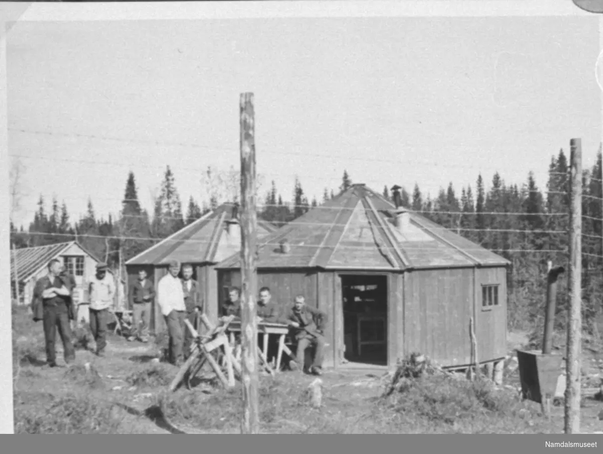 Lassemoen, Namsskogan, mai 1945. Russerleiren ved Lassemoen, eksempel på hus de bodde i. Dårlige hus i streng kulde.