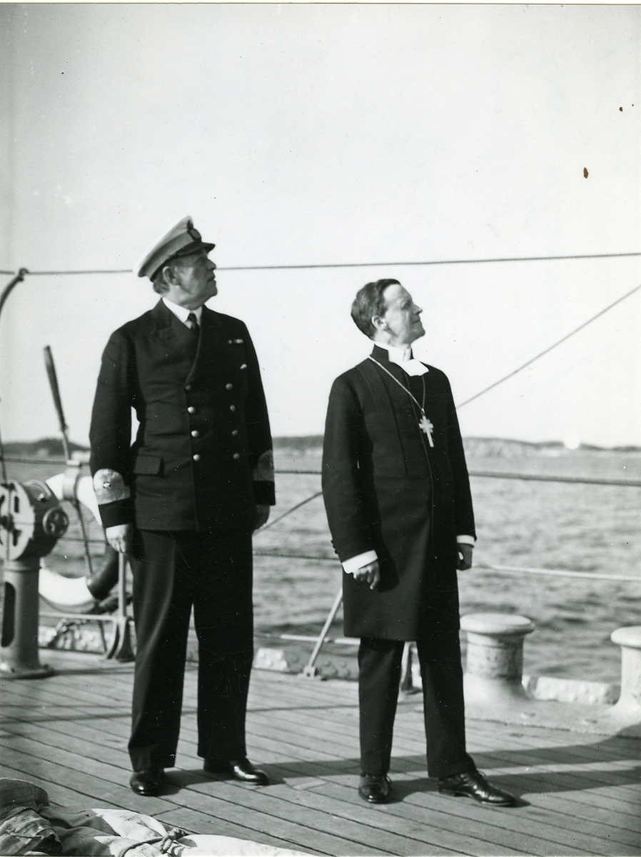 Kont.amiral Fabian Tamm och ärkebiskop Erling Eidem ombord på