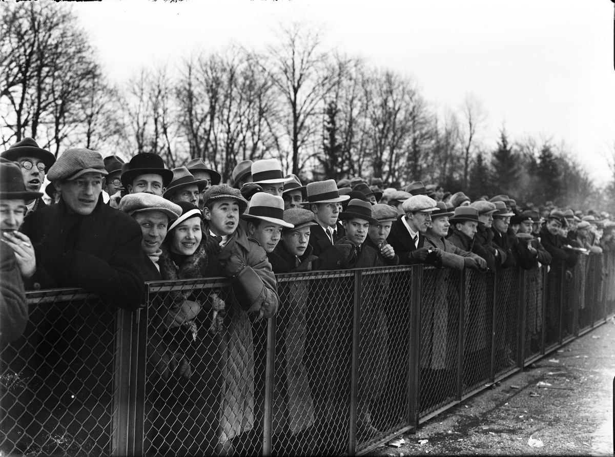 Publik vid bandymatch mellan IFK Uppsala och Västerås S K på Studenternas Idrottsplats, Uppsala, februari 1932