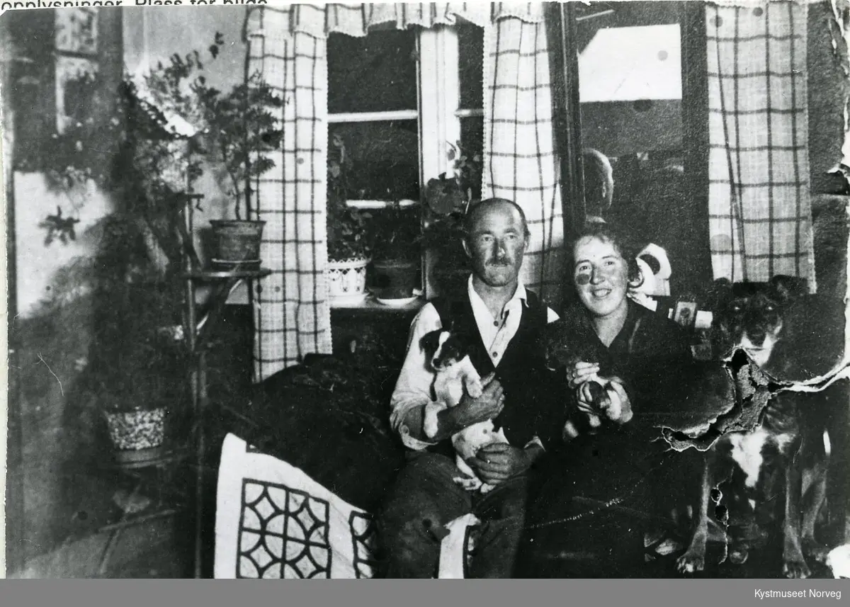 Paul og Johanna Woxeng hjemme i stua på Vågsenget