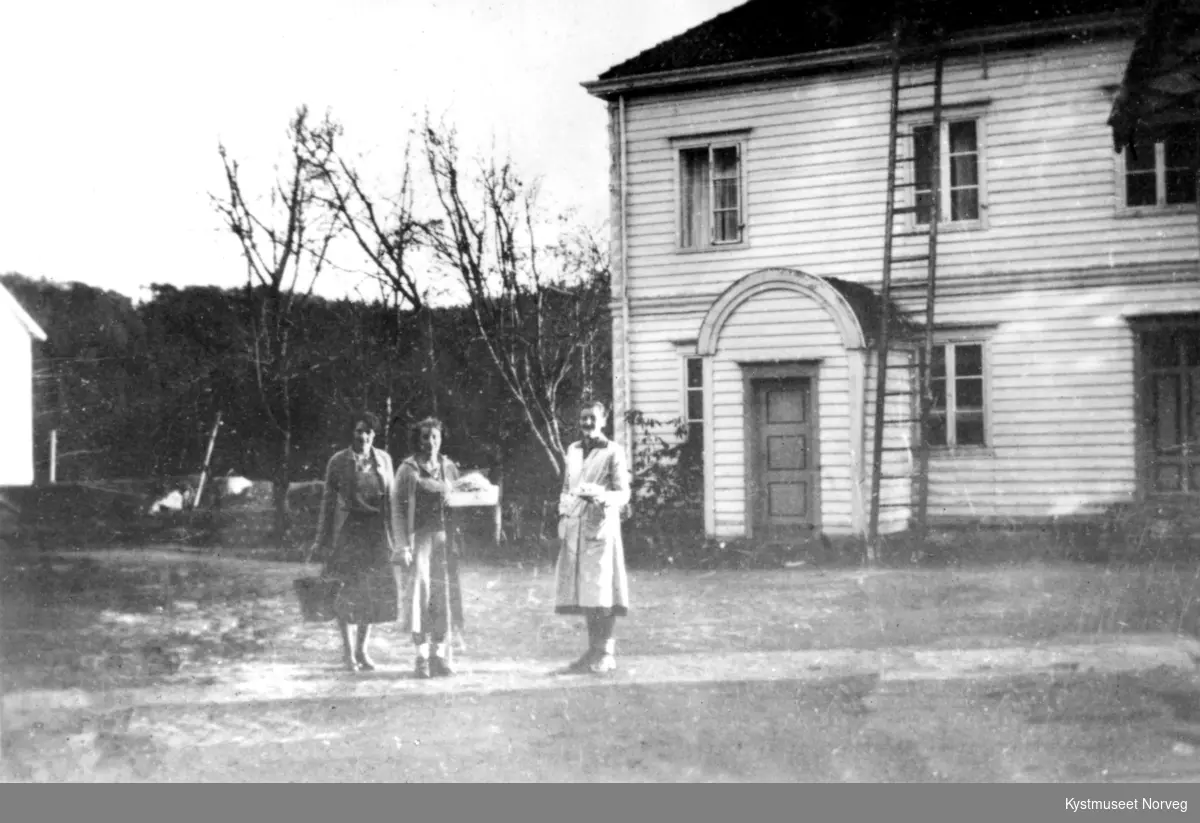 Ukjente kvinner foran hus