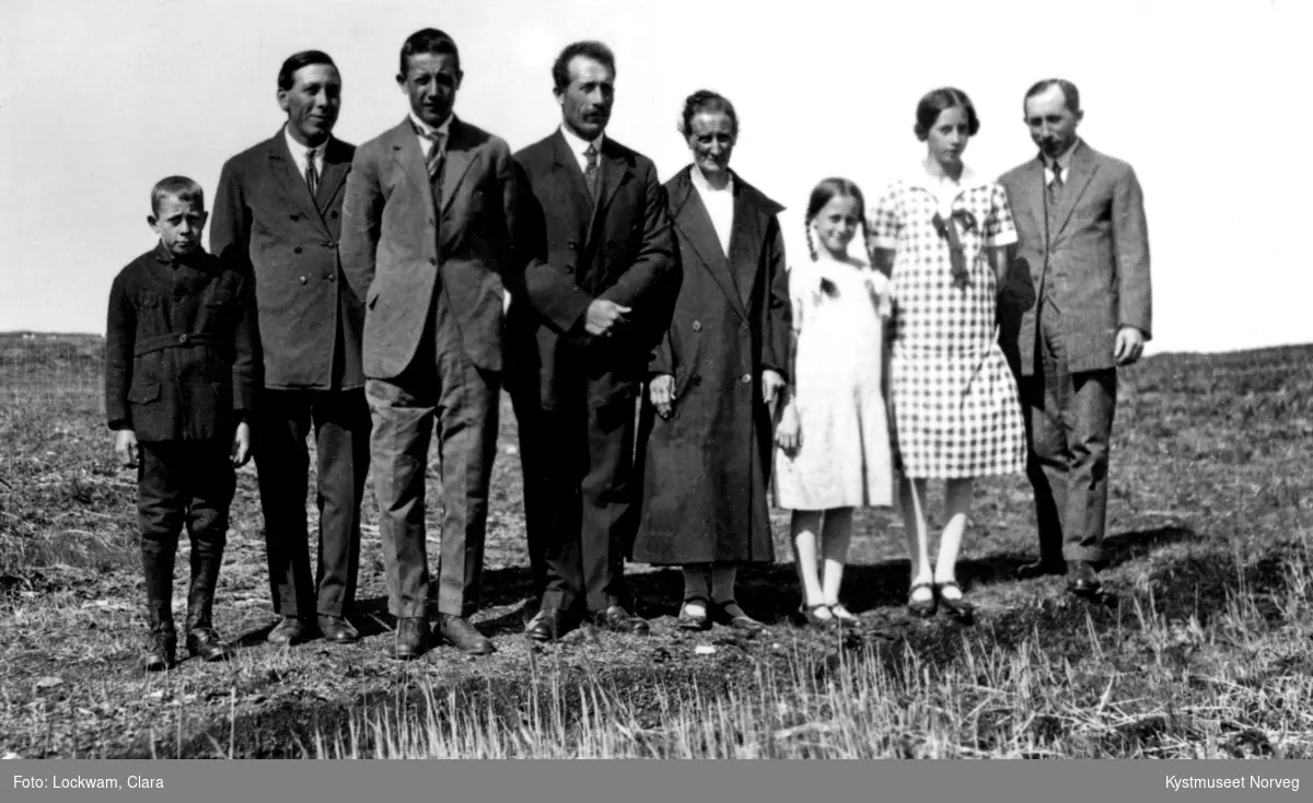 Familiene Strand, fra venstre: Odd Strand, Einar Pedersen, Einar Strand, Alfred Strand Anna Strand, Gladys Strand, Ragna Strand, og Jacob Nesdal Kristiansen