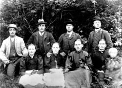 Ukjente personer i ukjent hage