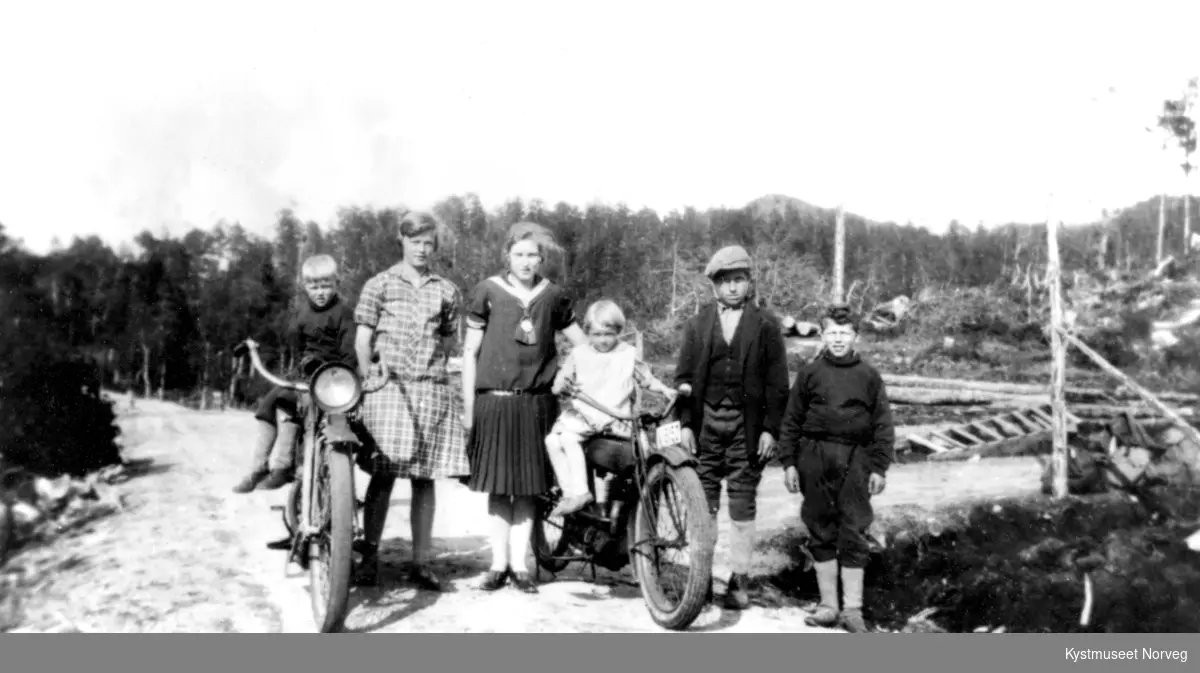 Fra venstre: Kollbjørn Wassås, Helga Wennevik Wassås, Gerd Hammer Lauten, Brynhild Wassås, Hjørund Moen og Oddmund Wassås på småbruket Svanås i Nærøy kommune
