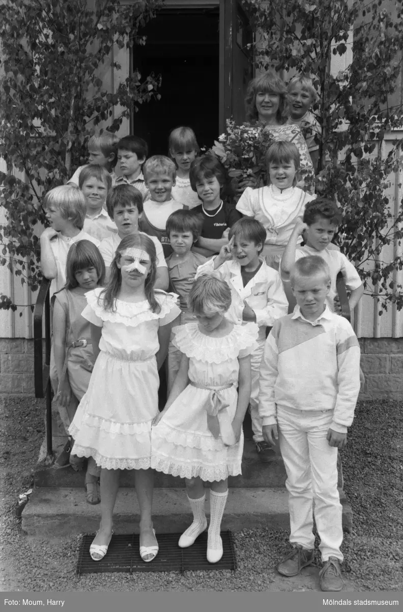 Skolavslutning på Hällesåkersskolan i Lindome, år 1984. "Samtliga elever och deras fröken samlade utanför skolan."

För mer information om bilden se under tilläggsinformation.