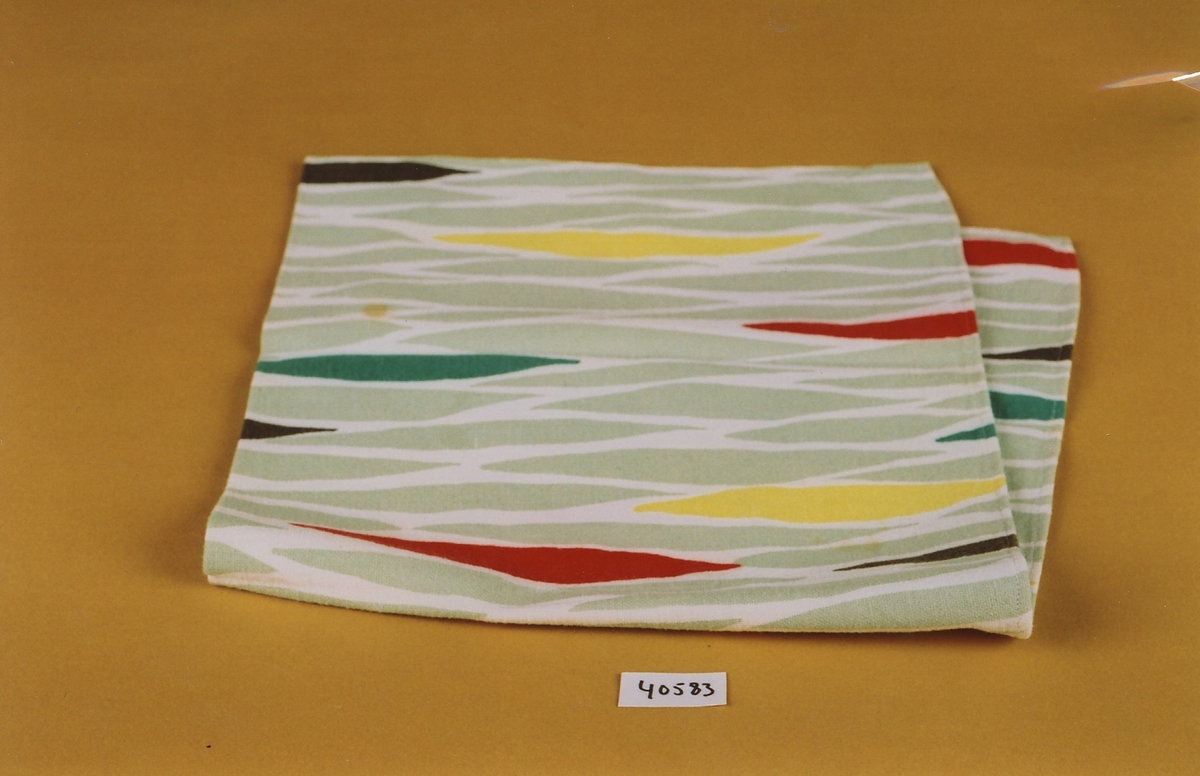 Typisk mønster og farge for 50-tallets interiørtekstiler. Jarekant på en side, maskinsøm på tre sider.