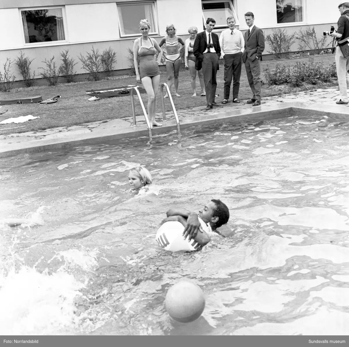 Popstjärnan Cliff Richard med sällskap vid poolen på Liz Motell i Bredsand, Sundsvall. Fotograferat för Expressen.