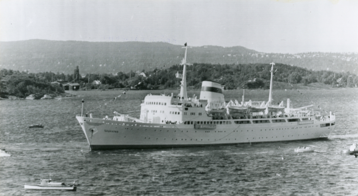 Sovejtryska passagerarfartyget BASKIRIA i Oslofjorden den 29 juni 1964, med Nikita Krustjev ombord.
Krustjev gick ombord på en mindre slup som transporterade honom jämte uppvaktning till Oslo.