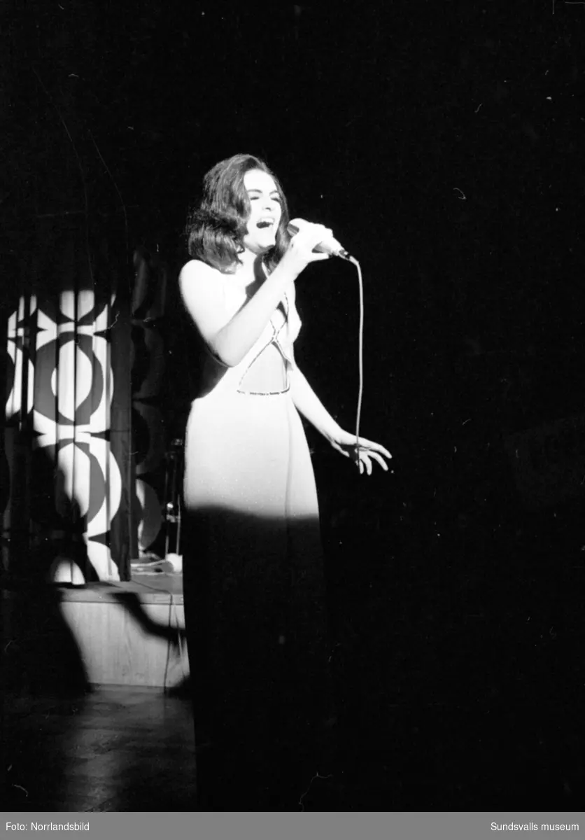 Inga-Lill Nilsson sjunger på Marina.