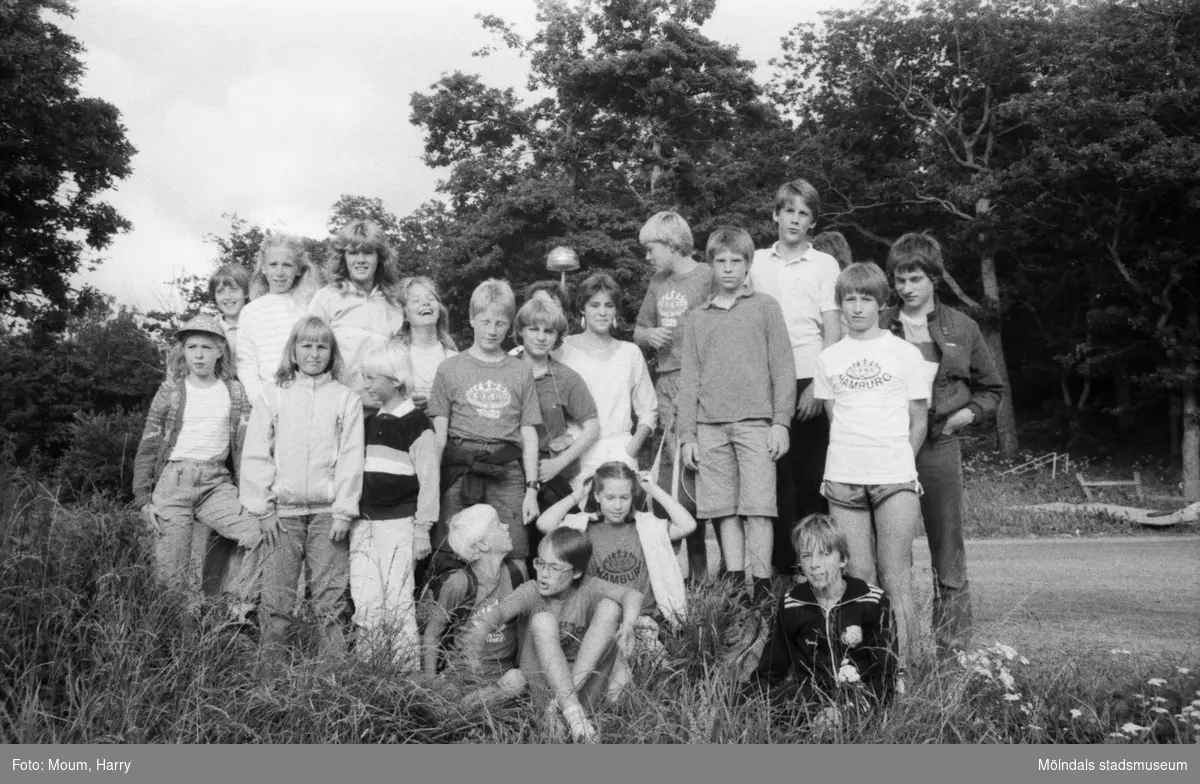Tyska och svenska ungdomar bekantar sig med varandra vid Torrekulla turiststation i Kållered, år 1984. "Stämningen var god bland ungdomarna när de besökte Torrekulla."

För mer information om bilden se under tilläggsinformation.
