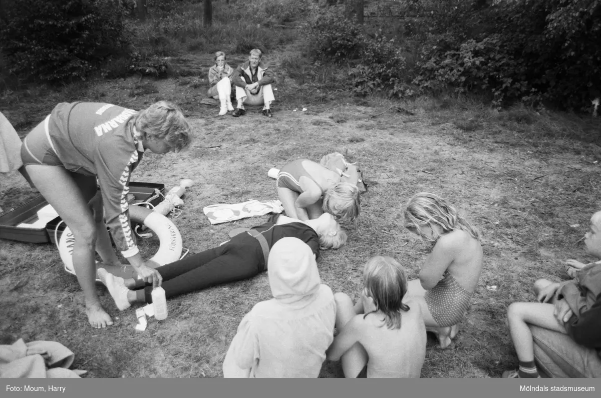 Livräddningsundervisning vid sjön Horsika i Mölndal, år 1984. "En docka fick vara "offer" på kursen vid Horsika."

För mer information om bilden se under tilläggsinformation.