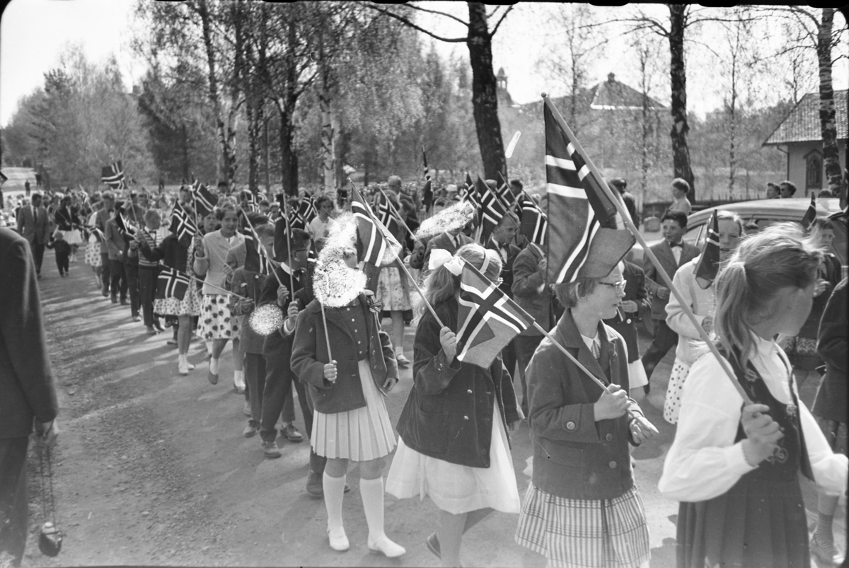 17. mai. Elverum. 
 1960. 
 Barnetog, Kirkevegen. 