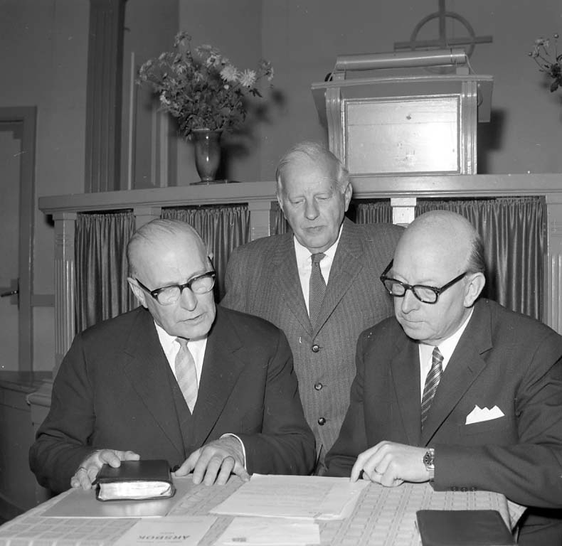 Enligt notering: "Betel Okt -60".

I mitten stående Ruben Nyström författare från Uddevalla och till höger Herbert Johnsson distriksföreståndare inom Svenska Baptistsamfundet