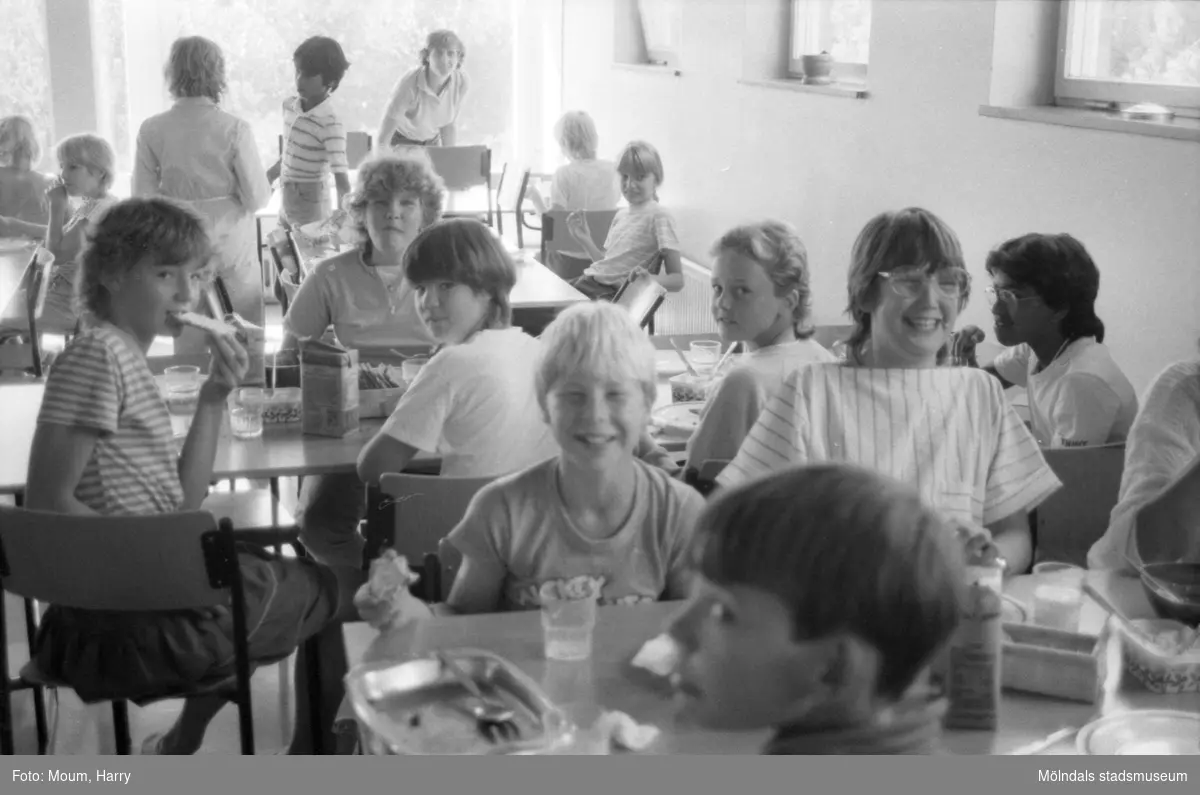 Nyrenoverad och utbyggd bamba på Brattåsskolan i Kållered, år 1984. "Helnöjda tycks också barnen vara med karottsytem och nyrenoverad bamba."