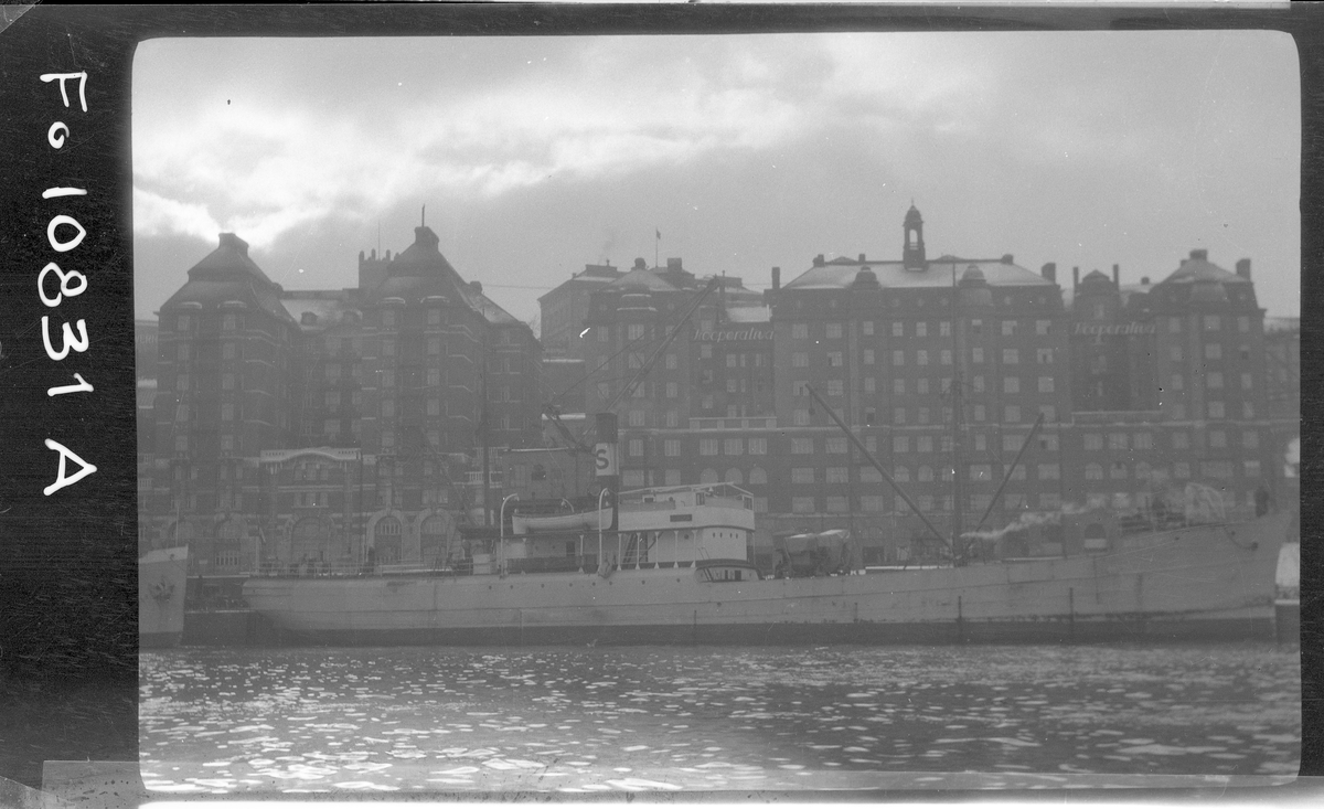 Lastfartyget BERGSUND i Stockholm.