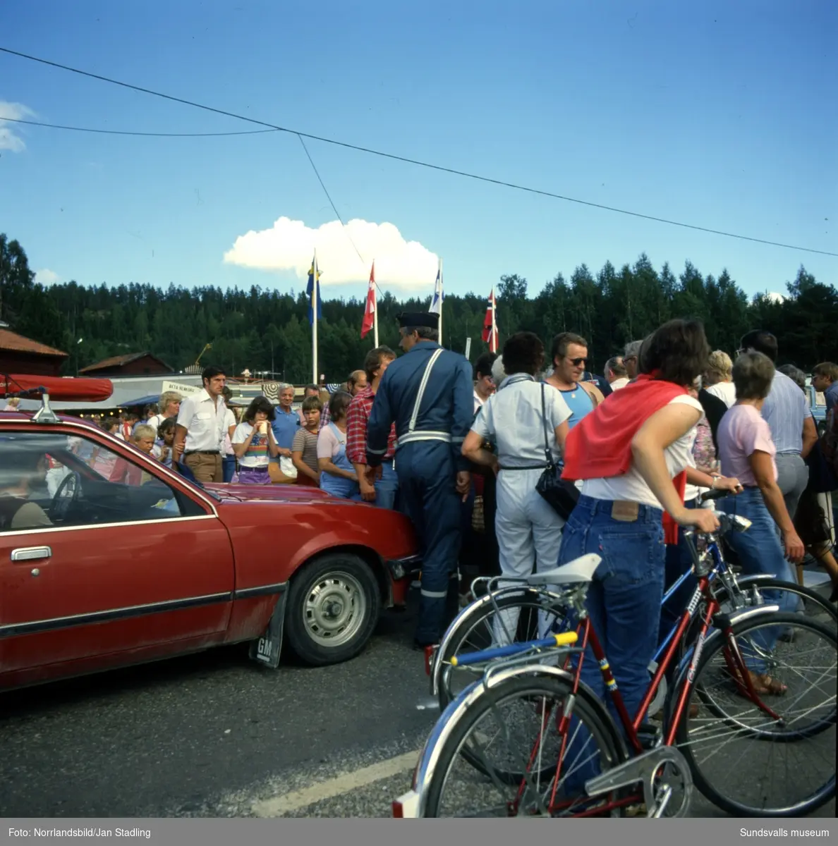 Stöde marknad 1981. Tivoli, knallar och trafikkaos.