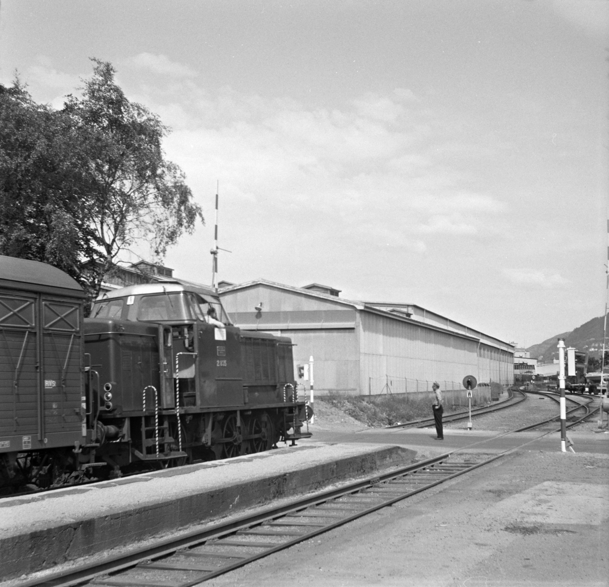 Kipptog på Minde stasjon, trukket av diesellokomotiv Di 2 835.