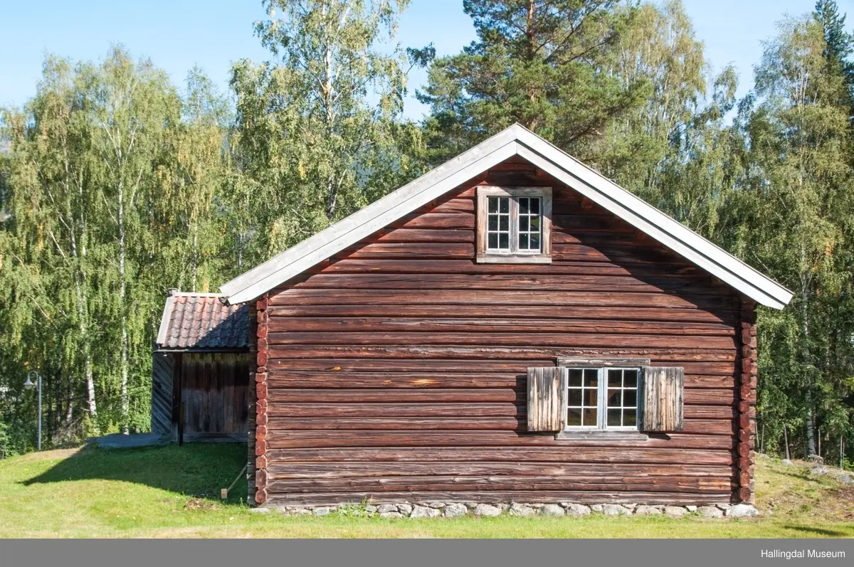 Kolsrudstugu, Flå
Bygd ca.1801
Stor hallingstue 
Rikt innbo
Rosemalt av bl.a. Embrik Bæra (1832) og Knut Luraas (1831)

Built about 1800
A large dwelling house 
Decorated interior
Painted with floral pattern by Embrik Bæra (1832) and Knut Luraas (1831)

Errichtet um 1800
Ein großes Wohnhaus 
Viele Einrichtungsgegenstände
Mit Rosen bemalt von Embrik Bæra (1832) und Knut Luraas (1831)