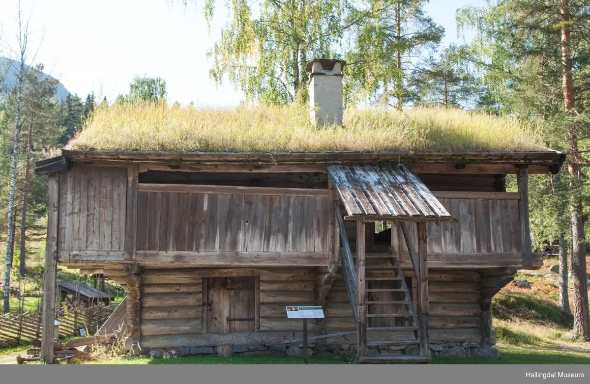 Trøymstugu, Hemsedal
Bygd ca. 1650
Prestestue med forrådsrom
Malte interiører

Built about 1650
Living quarters for the minister
Storeroom for food
Painted interior

Errichtet um 1650
Wohnhaus des Pfarrers
Speicher
Bemaltes Interieur