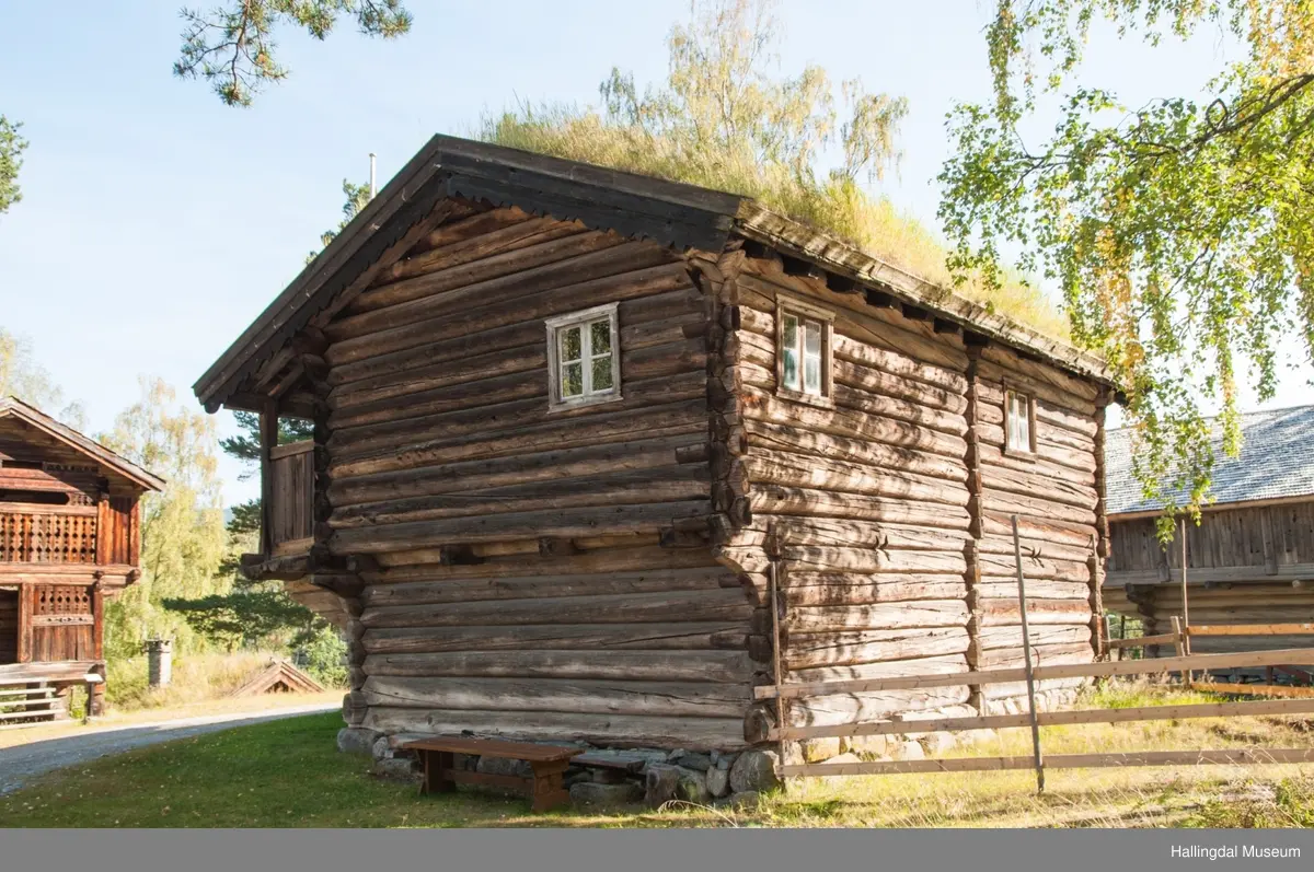 Trøymstugu, Hemsedal
Bygd ca. 1650
Prestestue med forrådsrom
Malte interiører

Built about 1650
Living quarters for the minister
Storeroom for food
Painted interior

Errichtet um 1650
Wohnhaus des Pfarrers
Speicher
Bemaltes Interieur