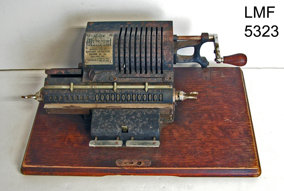 Amerikansk regnemaskin fra rundt 1920-årene.

Form:  bunnplata rektangulær