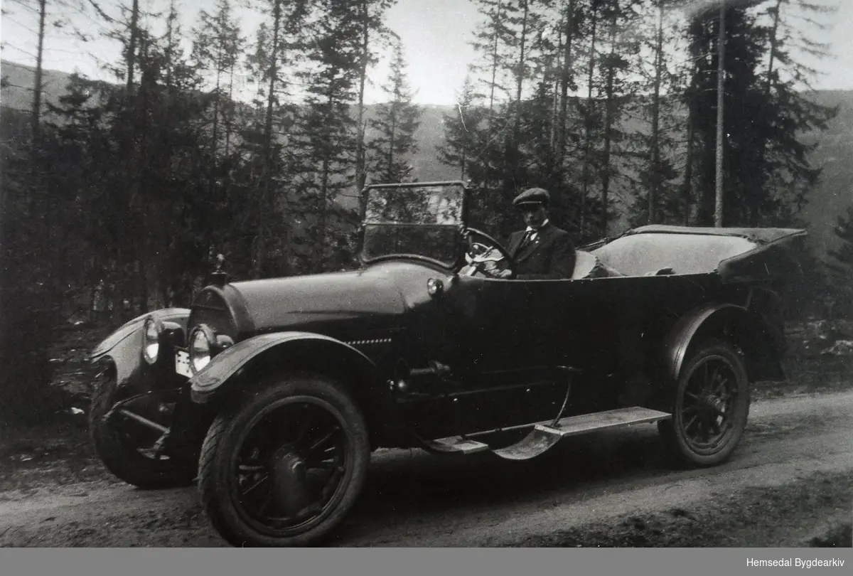 Erik Huso med amerikansk luksus, truleg ein Cadillac, ca. 1920 modell.