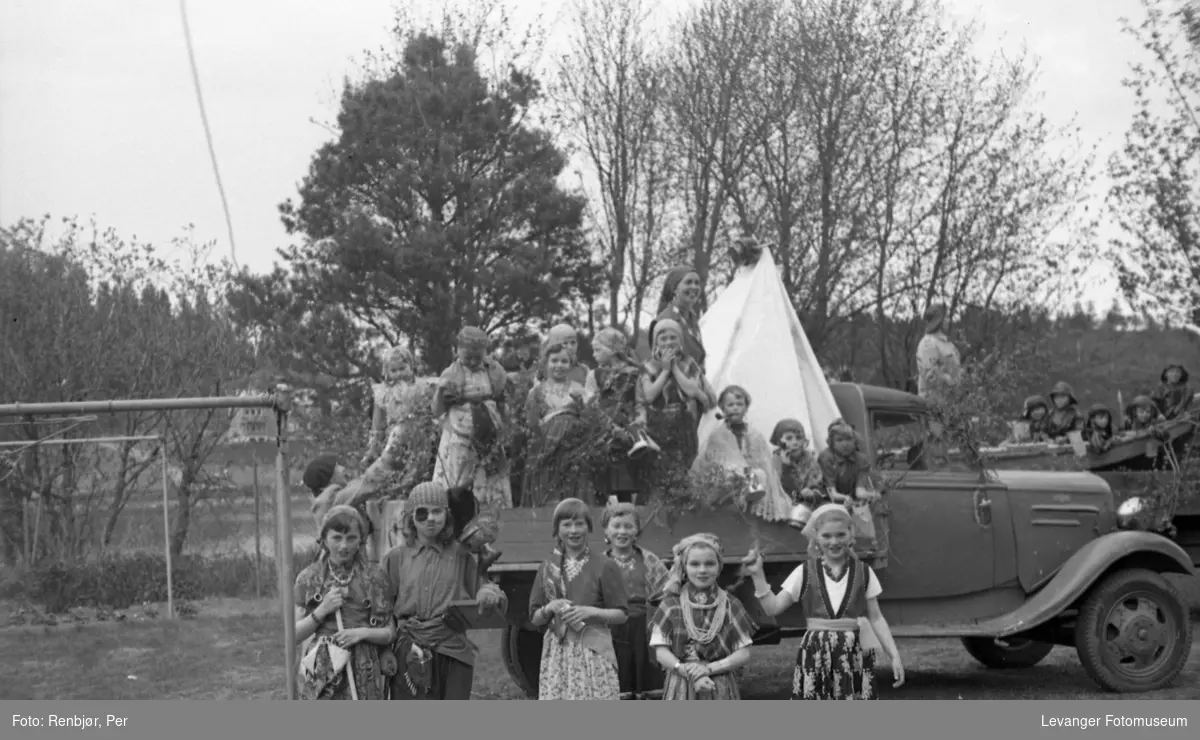 Barnas dag, Levanger, utkledde jenter på en lastebil.