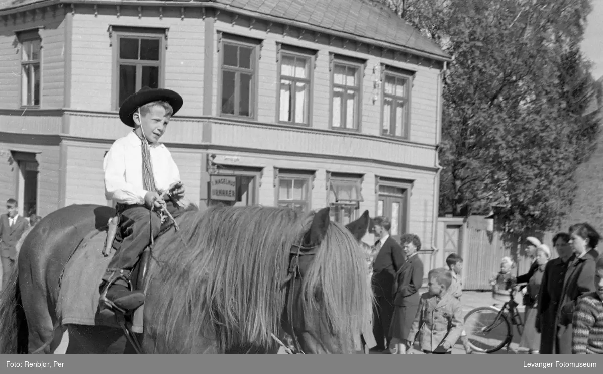 Barnas dag, Levanger, gutt utkledd som "cowboy" til hest.