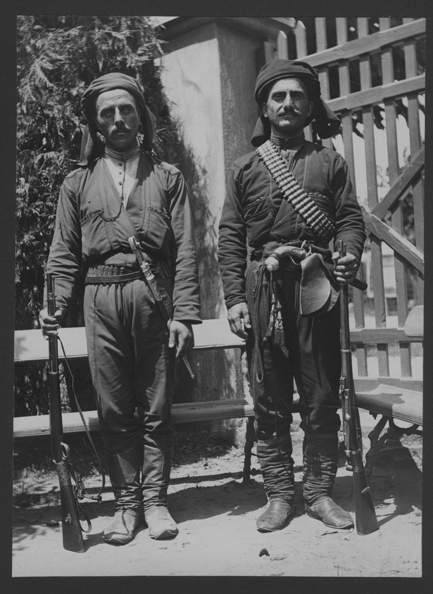 '2 män med gevär och patroner över bröstet. ::  :: Se även hela fotonr. 5269-5292 med bilder från Stuxbergs resa till Kaukasien.'