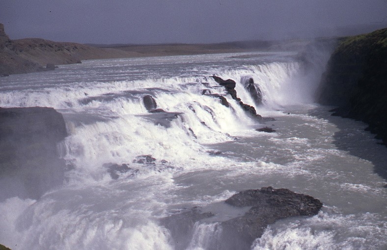 'Vattenfall. ::  :: Ingår i serie med fotonr. 5447 där enstaka har skannats in. Fotonr. 5447 består av totalt 151 diabilder fördelade på 8 hängmappar med bilder från Island.'