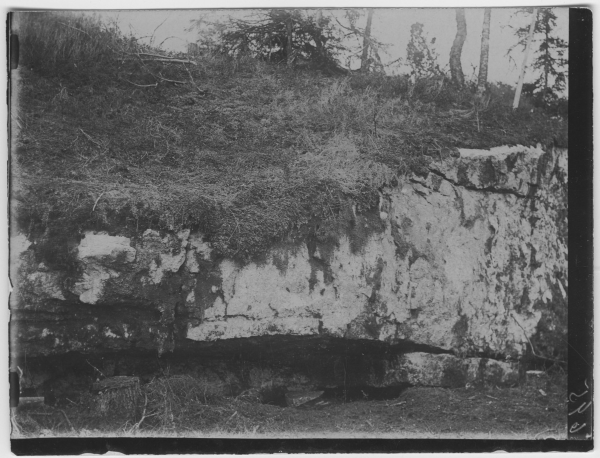 Platsen, där sista björnen i Göteborgstrakten skjöts. Den låg insnöad i grottan längst ned på bilden.
